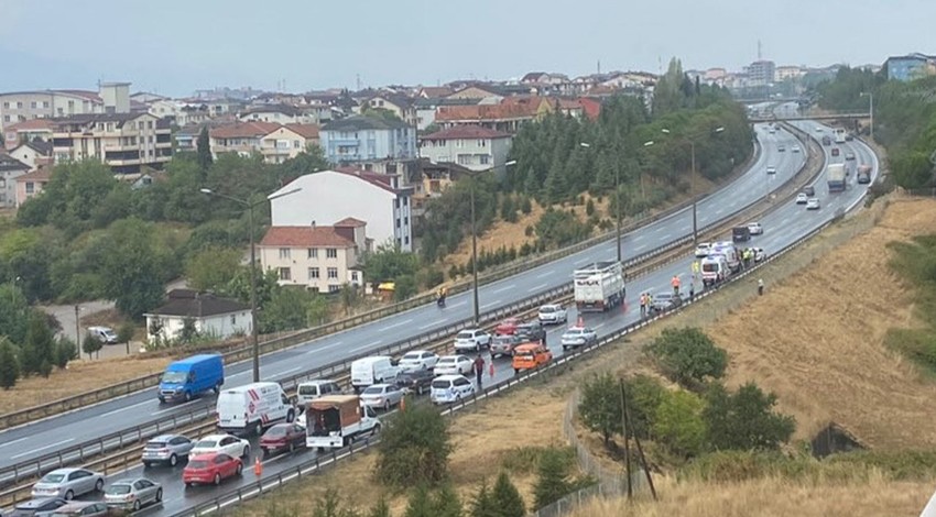 TEM Otoyolu'nda yağmur nedeniyle kayganlaşan yolda kaza: 8 yaralı