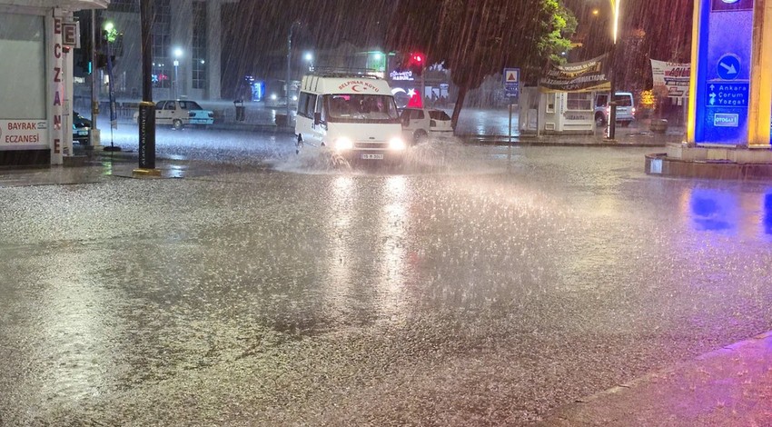 Sağanak yağış ve rüzgar hayatı felç etti