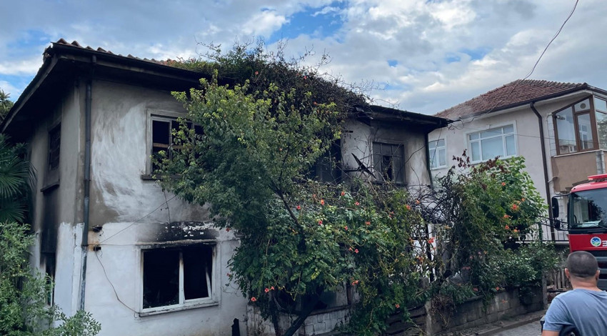 Böyle çift görülmedi! Eşiyle tartışan kadın otomobili parçaladı, kocası yaşadıkları evlerini yaktı