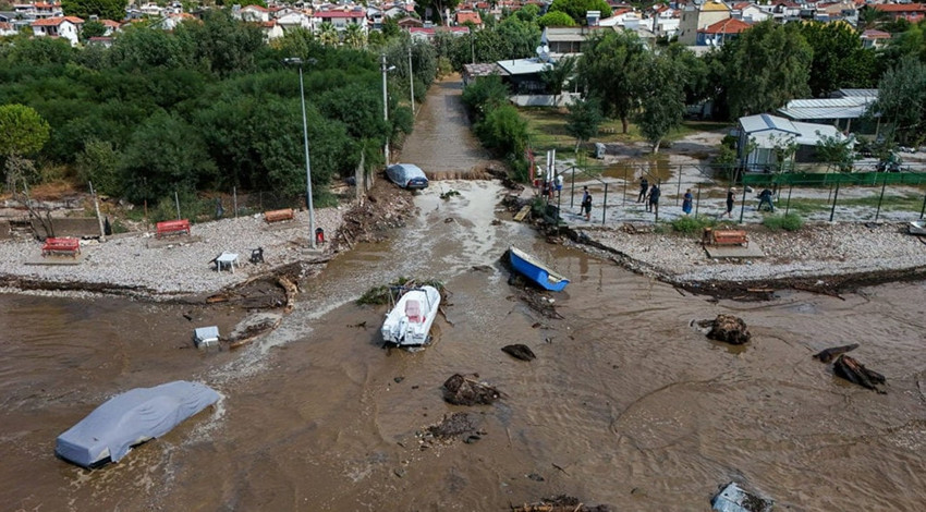 İzmir'i sağanak vurdu! Yol çöktü, dereler taştı, ev ve iş yerlerini su bastı!