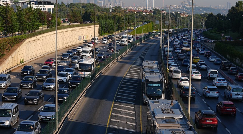 İstanbul'da haftanın son iş gününde trafik yoğunluğu arttı!