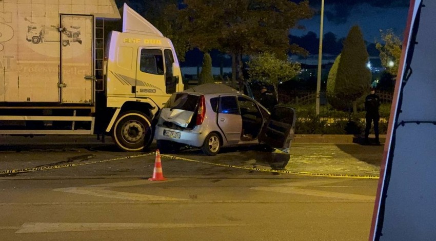 Konya'da feci kaza! Kamyon otomobile çarptı! 1 ölü