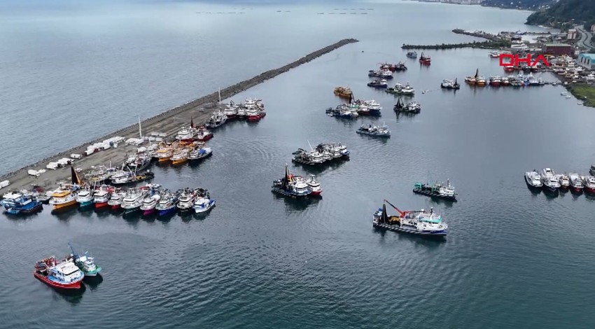 Karadeniz'de dalgalar 5 metreyi aştı. 100 balıkçı teknesi limana sığındı