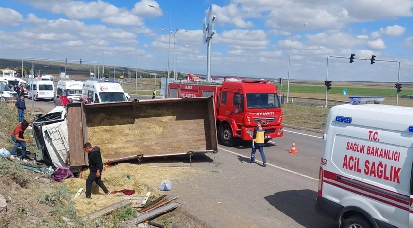 Kars'ta zincirleme kaza: 3 araç birbirine girdi, 4 yaralı!