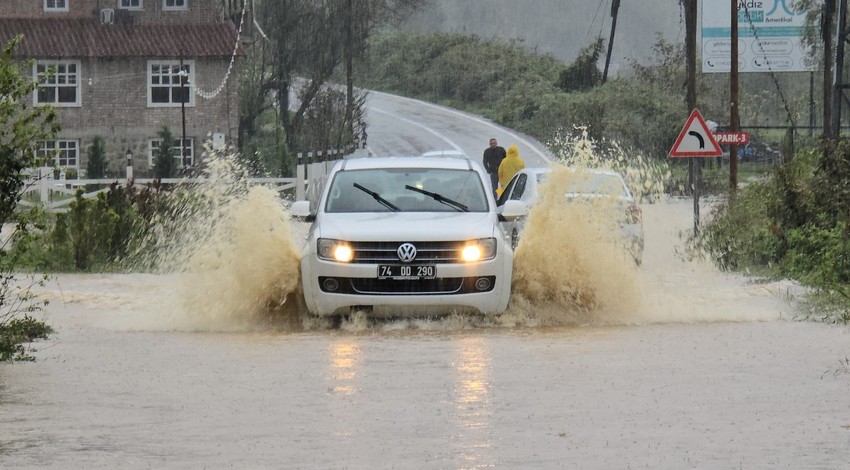 Meteoroloji'nin turuncu kodla uyardığı Bartın'da yağış devam ediyor! Cadde ve sokaklar göle döndü
