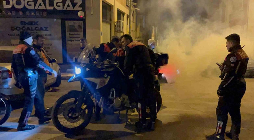 Eskişehir'de polisten kaçarken polise çarptı! Yaralılar var