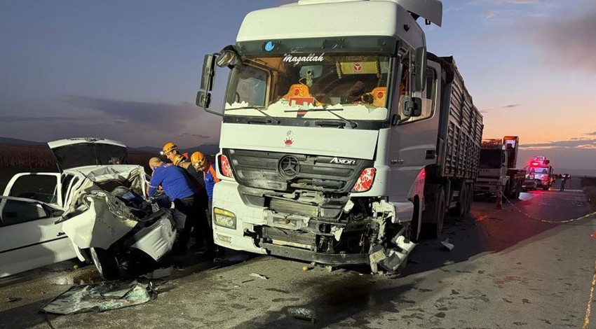 Tır otomobili hurdaya çevirdi: 3 ölü