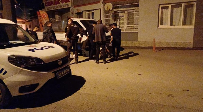 Çorum'da iş yerine silahlı saldırı! 1 yaralı, park halindeki araç zarar gördü!