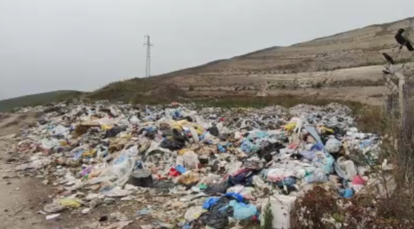 Metrelerce uzunluktaki çöpleri köylüler imha etmeye çalışıyor: Tarım arazilerine kadar yayıldı!