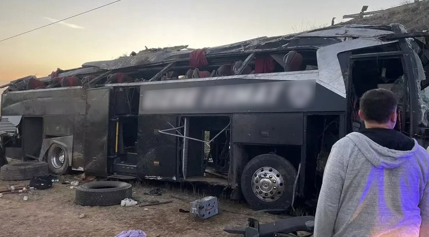 Afyonkarahisar'da feci kaza: Yolcu otobüsü devrildi, çok sayıda yaralı var