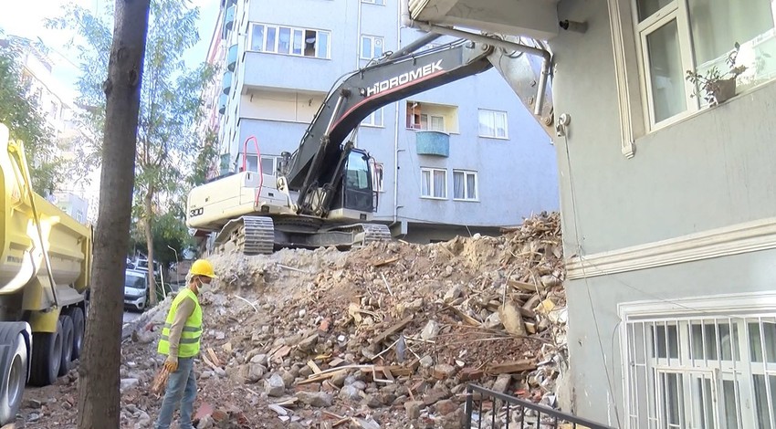 Yıkım sırasında yandaki binanın duvarının olmadığı ortaya çıktı; yatak odası açıkta kaldı!