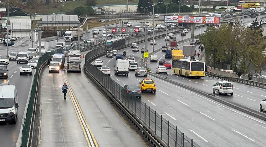 Esenyurt'ta metrobüs kazası! Rögar kapağının kapısını kırdığı metrobüsten düşen yolcu yaralandı