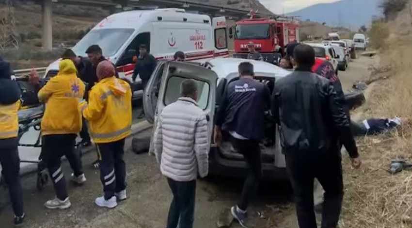 Osmaniye'de kaza; Hafif ticari araç ile TIR çarpıştı; 1 ölü, 3 yaralı