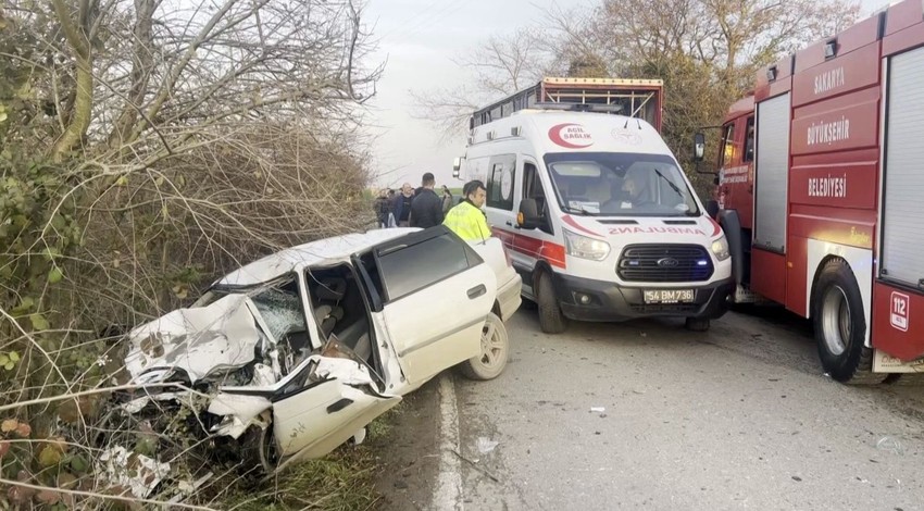 Sakarya'da feci kaza! Otomobil ile kamyon çarpıştı: Anne ve oğlu kurtarılamadı