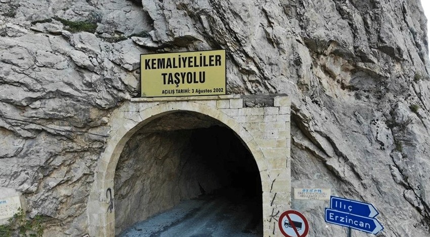 Türkiye'de yapımı 132 yılda tamamlanan "dünyanın en tehlikeli yolu" buz tuttu. Tünellerde oluşan sarkıtlar korkuttu