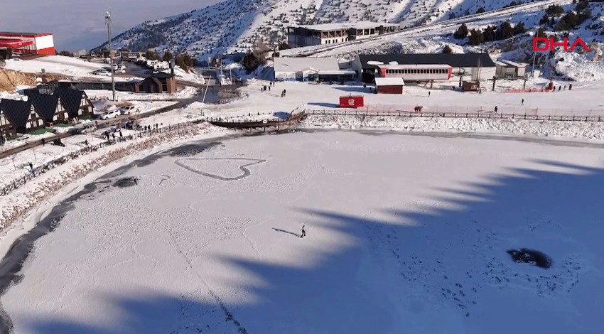 Erzincan'da 1700 rakımlı göl, 25 santimetre buz tuttu. Adrenalin tutkunları soluğu orada aldı