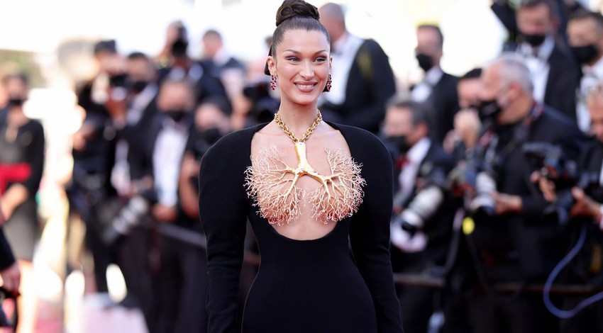 Hastalığı yüzünden bıraktığı podyumlara geri dönmüştü! Bella Hadid oyuncu oldu! Hayranlarına sürpriz yaptı