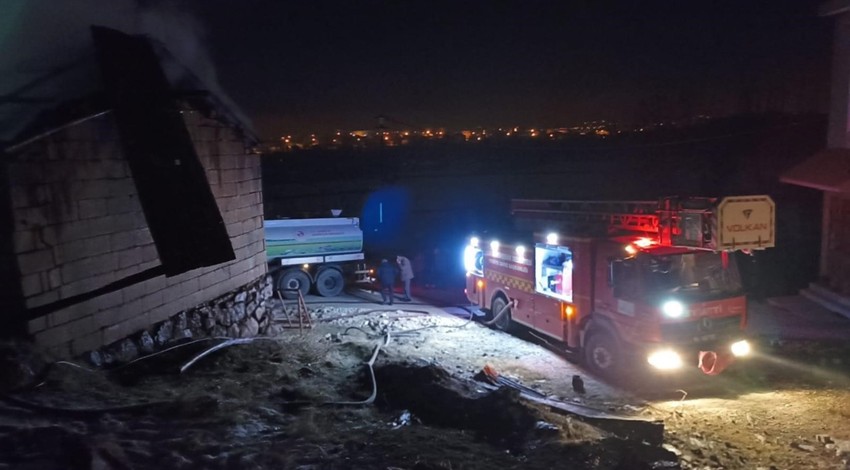 Van'da korkutan yangın! Tandır evi bir anda alevlere teslim oldu