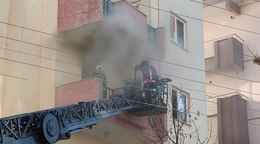 Çakmakla oynayan çocuk yangına sebep oldu! 2 kişi dumandan etkilendi