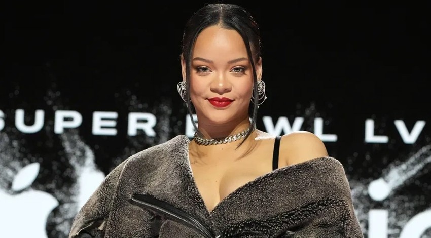 Rihanna'dan magazin bombası: Konserde göğsünü açıp imzalattı