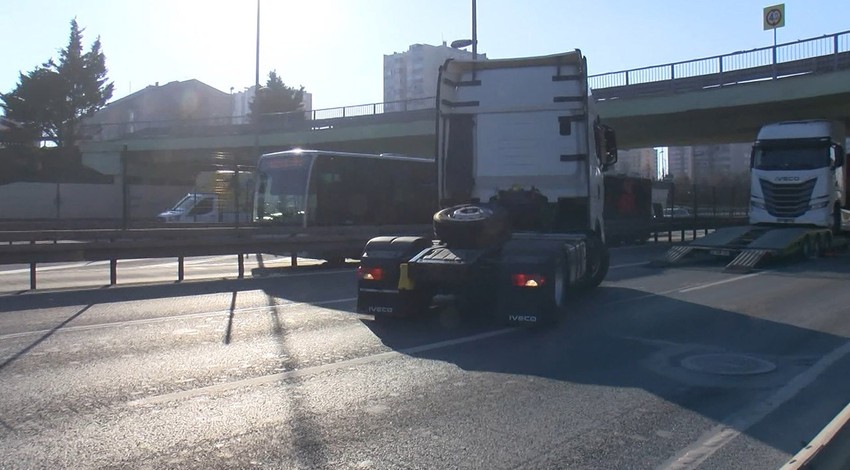 Bahçelievler D-100'de üst geçitten geçemeyen TIR nedeniyle trafik durma noktasına geldi!