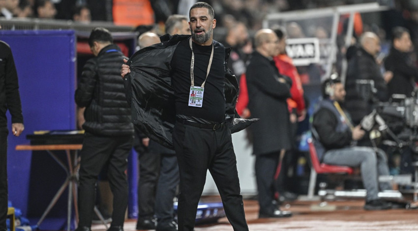 Arda Turan çılgına döndü! Hakem kırmızı kart gösterdi