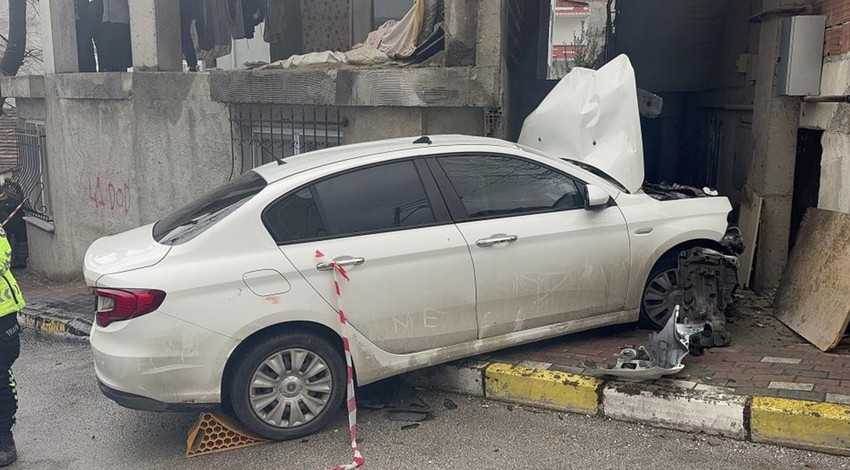 Kocaeli'de feci kaza! Freni boşalan otomobil binanın duvarına çarptı: 2'si ağır 4 yaralı