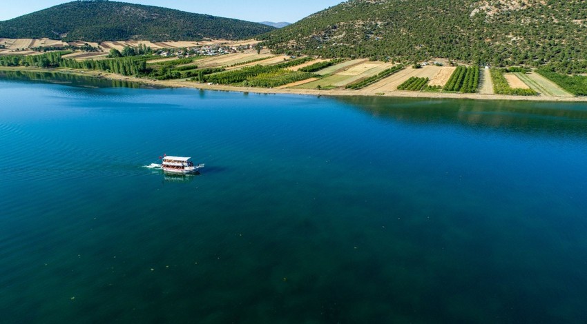 Türkiye'nin 656 kilometrekarelik yüz ölçümüne sahip en büyük tatlı su gölünü tamamen kapladı. Manzarayı görenler gözlerine inanamadı