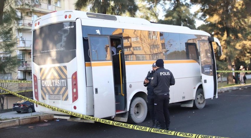 İzmir'de korkunç bir kaza yaşandı! Öğrenci servisi park halindeki tıra çarptı: Çok sayıda ölü ve yaralı var!