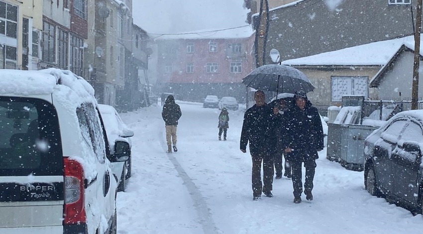 Aniden bastıran kar yağışı Bingöl'ün o ilçesinde hayatı durma noktasına getirdi. Kar kalınlığı yer yer 1 metreyi buldu