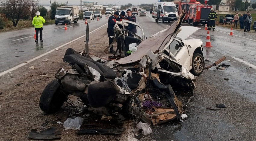 Denizli'de feci kaza! 2 otomobil kafa kafaya çarpıştı: Bir aile yok oldu