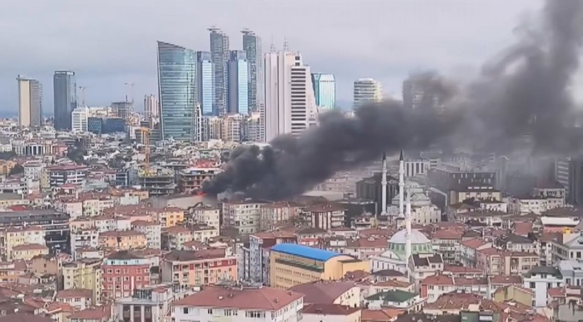 Şişli'de korkutan yangın! Alevler gökyüzüne yükseldi! İşçiler mahsur kaldı