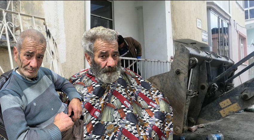 Herkes onu 'Evsiz' sanıyordu! Çöp yığınıyla dolu evini görenler hayrete düştü