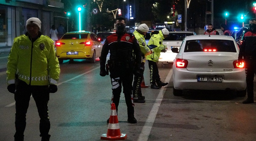 Pişkinliğin böylesi pes dedirtti! Alkollü olarak direksiyon başına geçip ceza yedi, “Yine olsa yine yaparım” dedi