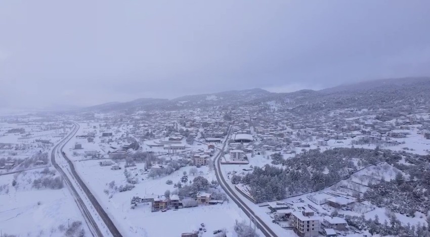 Denizli'nin doğa turizmiyle ünlü ilçesi kar yağışı sonrasında havadan görüntülendi. Görüntüler büyüledi