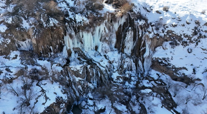 Hava sıcaklığının -15 dereceye kadar düştüğü Erzincan'da 2 metrelik sarkıtlar dikkat çekti