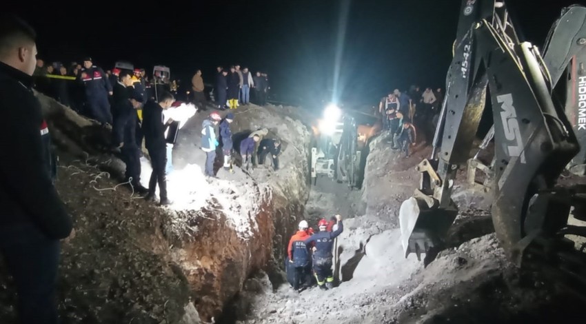 Amasya'da su kuyusu çalışmasında göçük: Toprak altında kalan işçilerden acı haber