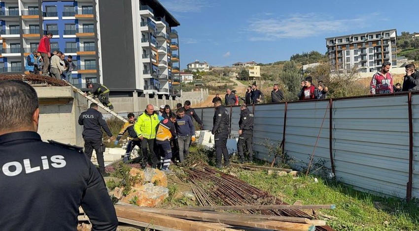 Antalya'da inşaat halindeki binada kalıplar göçtü: 3 işçi yaralandı