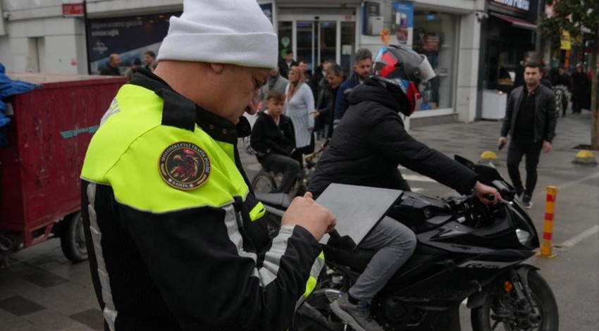 Cezalar başladı, o kurala dikkat! Yarım saatte 16 motosiklet sürücüsü ceza yedi