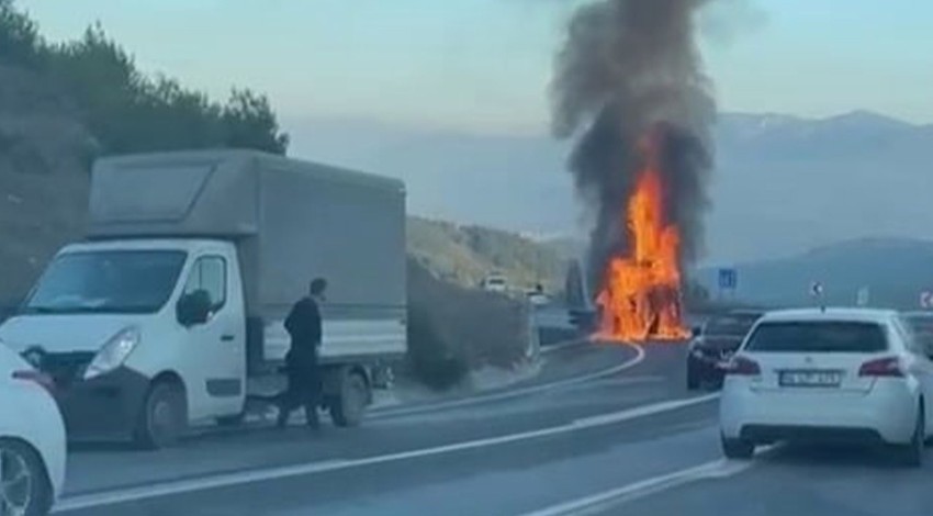 Sakarya’da seyir halindeki hammadde yüklü tır alev alev yandı!