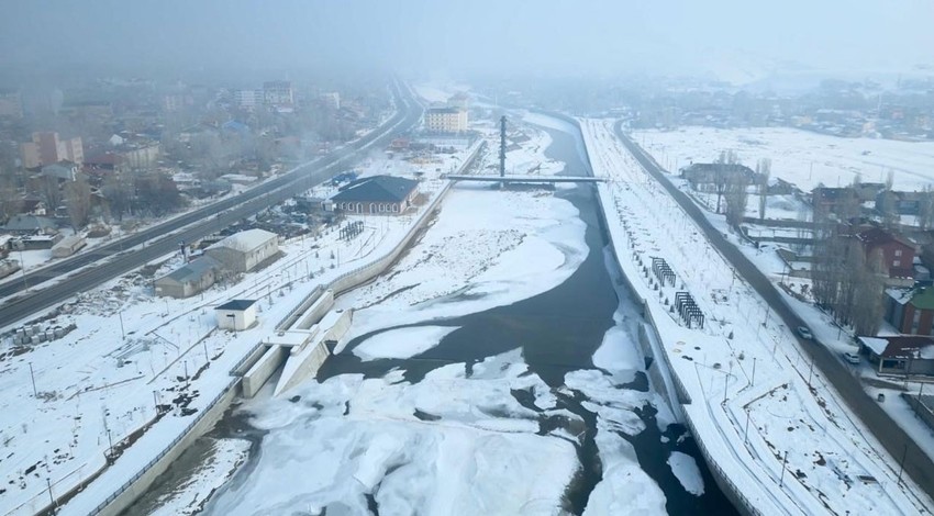 Kışın en sert geçtiği illerden biri olan Ağrı'daki Murat Nehri'nin son hali dronla görüntülendi