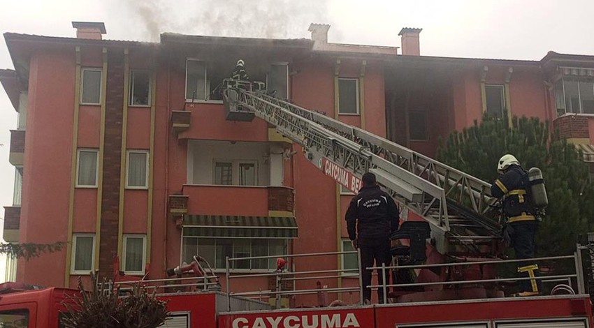 Zonguldak'ta 4 katlı binada korkutan yangın!