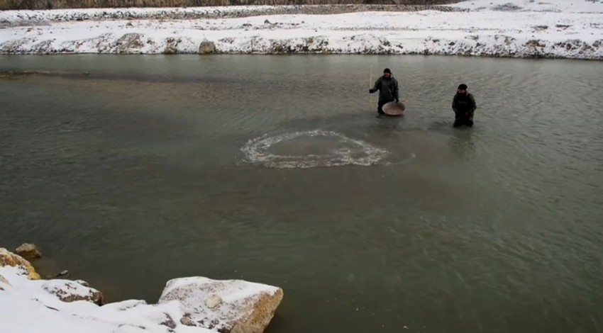 Hava sıcaklığının -15 dereceye düştüğü Ağrı'da buz tutan kanyona gitti. Her kış olduğu gibi buzu kırıp tek bir şey yaptı