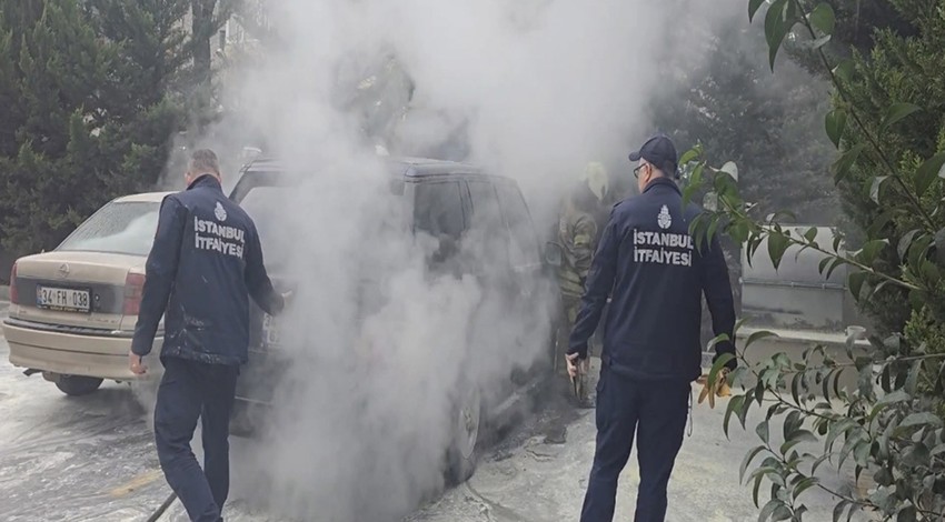 Kadıköy'de park halindeki cip bilinmeyen bir nedenle alev alev yandı!