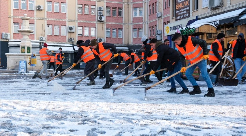 Erzincan'da etkili olan kar yağışının ardından kent beyaza büründü. Ekipler, hemen çalışmalara başladı