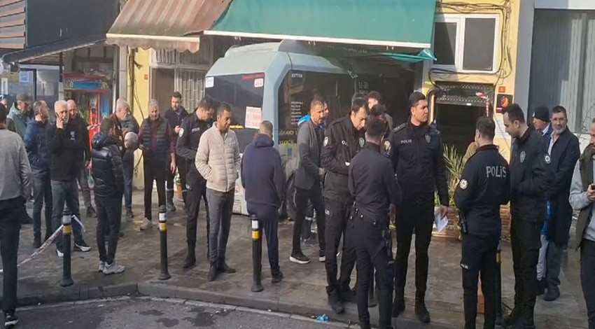 Kartal’da kontrolden çıkan yolcu minibüsü kuaför dükkanına daldı: 3 yaralı