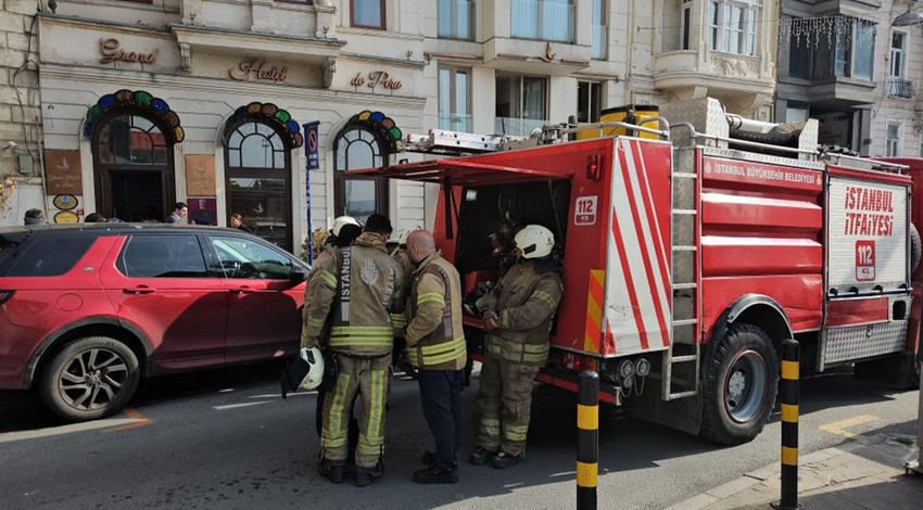 Beyoğlu'nda 5 katlı otelde çıkan yangın korkuttu: Turistler panikle dışarı çıktı!