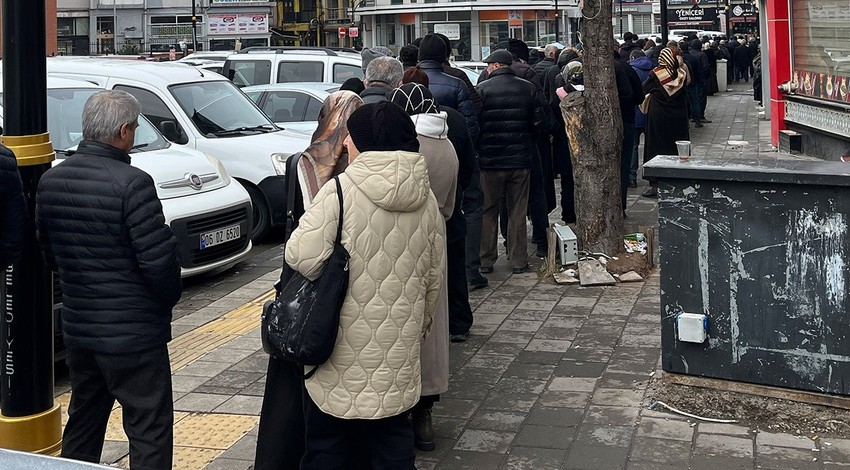 Yüzde 50 zammı duyan kuyruk oluşturdu. Sivas'ta herkes oraya koştu