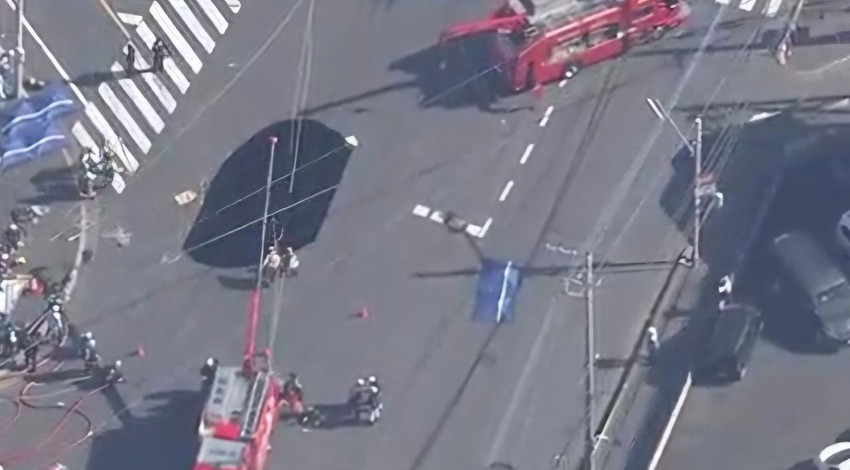 Akılalmaz kaza: "Yer yarıldı içine girdi" deyimi gerçek oldu! Kamyon dev çukura düştü