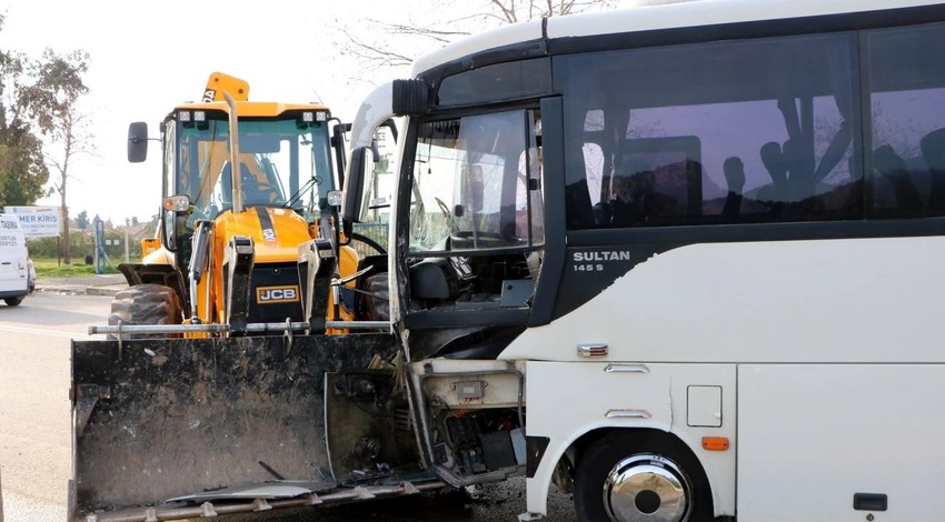 Antalya'da faciadan dönüldü: Midibüs ile iş makinesi çarpıştı! 15 çocuk yaralandı